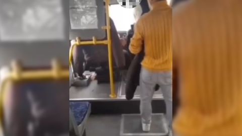 В Бухаре молодой человек приставал к девушке в автобусе, оголив свой половой орган