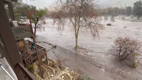 Kaliforniyada suv toshqinlari tufayli 2 kishi halok bo&lsquo;ldi 10 ming aholi evakuatsiya qilinmoqda (video)