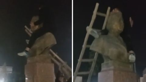 Студент забрался на мемориальный бюст, посвященный первой женщине-механику Узбекской ССР