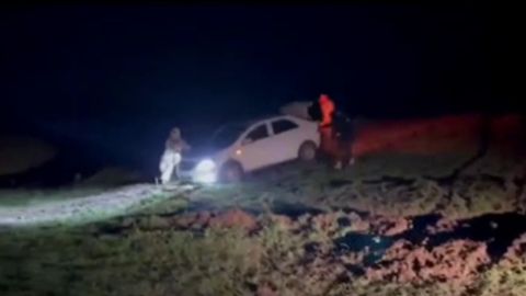 Parkentda kuchli yomg&lsquo;ir oqibatida adirlikda qolib ketgan 47 kishi va 13 ta mashina olib tushildi