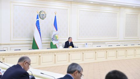 Shavkat Mirziyoyev ayrim tumanlar asosiy oziq-ovqat mahsulotlari bilan o&lsquo;z-o&lsquo;zini ta&rsquo;minlay olmayotganini tanqid qildi&nbsp;