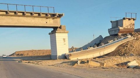 В Каракалпакстане власти не знают почему обрушился строящийся мост