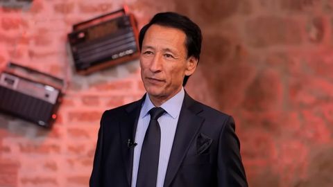 “Янги машинам калитини докторнинг олдига қўйиб, онамни сақлаб қолишини сўраганман”. Тошпўлат Маткаримов онасининг ўлими унга қандай таъсир қилгани ҳақида (видео)