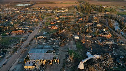 At least 26 people dead in tornado in US (video)