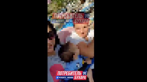 В Бухаре семья с ребенком выпала с карусели &mdash; видео