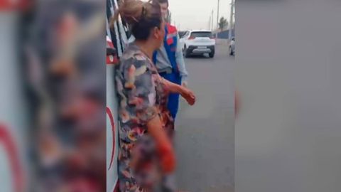 Toshkentda tez yordam mashinasida olib ketilayotgan ayol tibbiyot xodimlariga qarshilik ko&lsquo;rsatib, salondagi jihozlarni tepib sindirdi (video)&nbsp;
