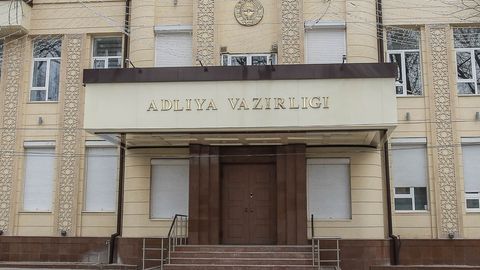 &ldquo;U lavozimdan ozod etilgan&rdquo;. Adliya vazirligi o&lsquo;z xodimi Mehribonlik uyi tarbiyalanuvchilarini zo&lsquo;rlab kelganiga munosabat bildirdi