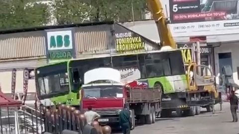 Samarqandda avtobus kran ilgichidan chiqib, ag&lsquo;darilib ketdi