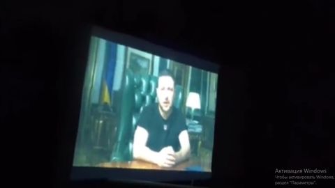 Ukrainaliklar Belarus bilan chegarada katta ekran o&lsquo;rnatdi. Unda Zelenskiyning belaruslarga murojaati va o&lsquo;ldirilgan Bucha aholisining jasadlari ko&lsquo;rsatilmoqda