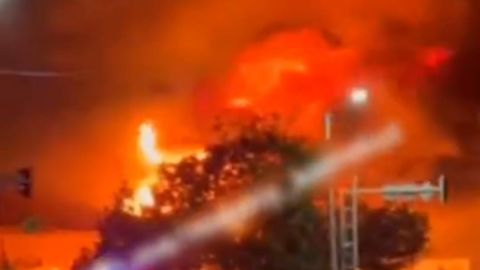 В Навоийской загорелся ТЦ &mdash; видео