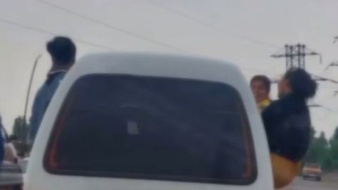 Andijonda bir guruh qizlar Damas oynasidan tanasini chiqarib harakatlandi (video)