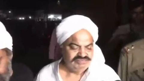 В Индии убили местного криминального авторитета Атика Ахмеда и его брата (видео)