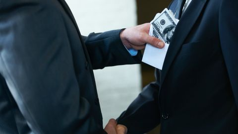 В Ташкенте за коррупцию задержаны военком и руководитель учебного центра