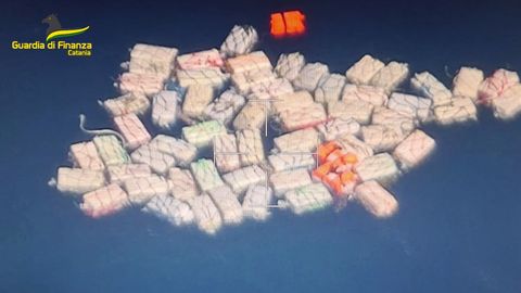 У побережья Сицилии обнаружены две тонны кокаина (видео)