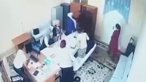 Surxondaryodagi maktabda ayol hamkasblarini do&lsquo;pposlagan erkak o&lsquo;qituvchi qo&lsquo;lga olindi