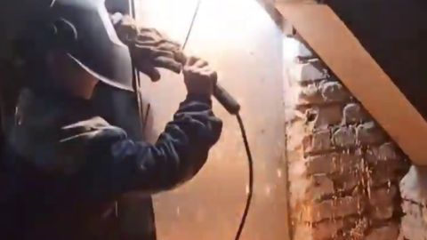 Farg&lsquo;onada ishchi o&lsquo;zi kesayotgan 18 metrli bunkerlar ostida qolib, halok bo&lsquo;ldi