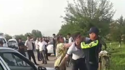 Qashqadaryoda YPX xodimi va haydovchi o&lsquo;rtasida janjal sodir bo&lsquo;ldi (video)