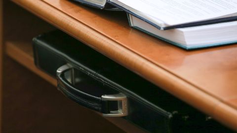 Qarshida o&lsquo;qituvchilardan pora talab qilgani aytilgan direktor lavozimiga qayta tiklandi
