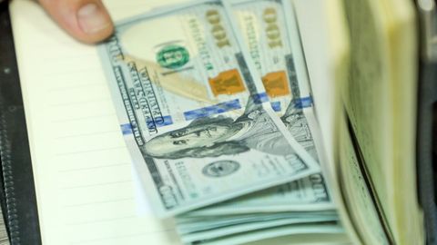 Бухорода инглиз тили даражасини белгиловчи сертификатни&nbsp;500 долларга олиб бермоқчи бўлган ўқитувчи ушланди