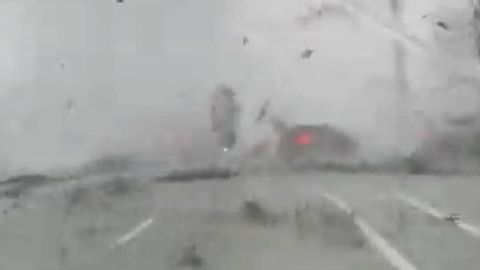 Powerful tornado overturns cars and uproots trees in U.S. (video)&nbsp;