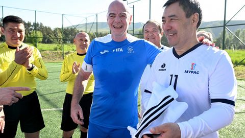 Қирғизистон президенти Садир Жапаров ФИФА раҳбари билан футбол ўйнади