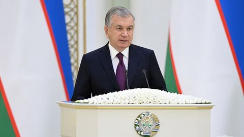 Шавкат Мирзиёев проводит встречу с членами парламента и представителями политических партий