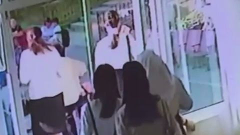 Тошкентдаги мактабда ўқитувчи ўқувчи қизнинг онаси томонидан калтакланди 
