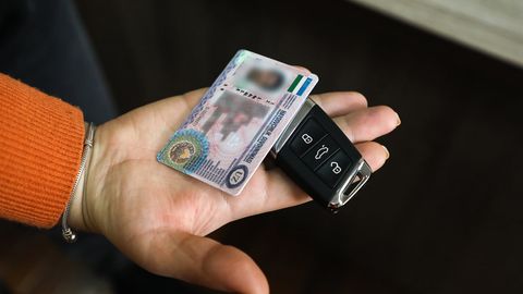 Наманганда &ldquo;права&rdquo; олиб бериш учун 100 доллар олиб, ваъдасини бажармаган аёл ушланди