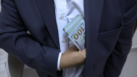 Наманганда 1 гектар ерни тендерда ютиб бериш учун 10 минг доллар сўраган мансабдор ушланди