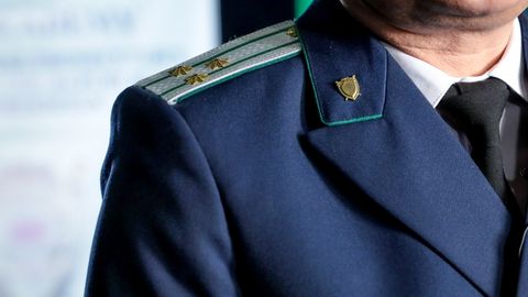 Qarshi shahar prokurori sud qarorisiz tadbirkorga bosim o&lsquo;tkazgani, savdo do&lsquo;konini buzdirishga uringani aytilmoqda