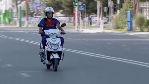 В Сурхандарье сотрудники скорой помощи начали выезжать к пациентам на скутерах