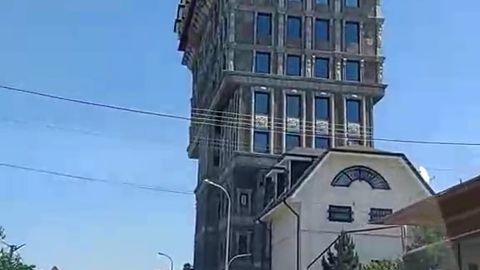 Самаркандский &laquo;дом-монстр&raquo; до сих пор не снесли (видео)