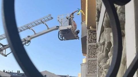 Ukrainian flag hanging on Tashkent apartment&nbsp; balcony&nbsp;was removed by crane&nbsp;