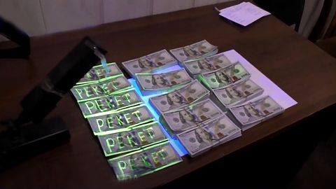Samarqandda odamlarga foizga pul berib, tovlamachilik yo&lsquo;li bilan qaytarib oladigan ayol qo&lsquo;lga olindi (video)