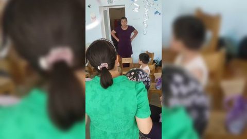 Samarqandda oshpaz ayol bog&lsquo;cha ovqatidan norozi bo&lsquo;lib, tasvirga olayotgan onalarga tashlandi (video)