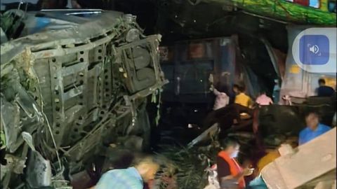 В Индии пассажирский поезд столкнулся с грузовым составом (видео)