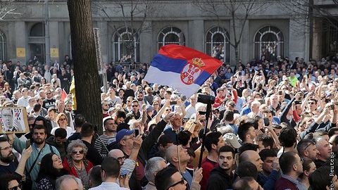 Белградда ҳукуматга қарши намойишлар ўтказилмоқда