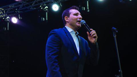 Jonli ijro, jo&lsquo;shqin raqs va o&lsquo;zbekona to&lsquo;n-do&lsquo;ppi: Rafet El Romanning Namangandagi konsertidan reportaj (video)