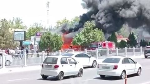 В Ташкенте рядом с Юнусабадским рынком произошёл пожар (видео)