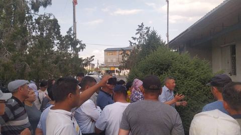 &ldquo;Bizga suv bering!&rdquo; &mdash; Bishkek va Ostonada aholi yo&lsquo;llarni to&lsquo;sdi