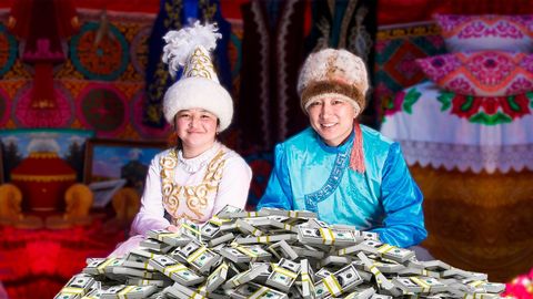 Кредиты на свадьбу: как казахстанцы погрязают в долгах ради пышного торжества?