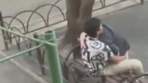 Полиция Алматы ищет пару, которая занималась непристойными вещами на детской площадке (видео)