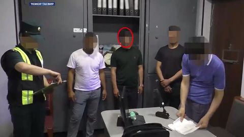 Samarqandda ikki kishini AQSHga yuborish uchun 40 ming dollar olgan shaxs ushlandi (video)