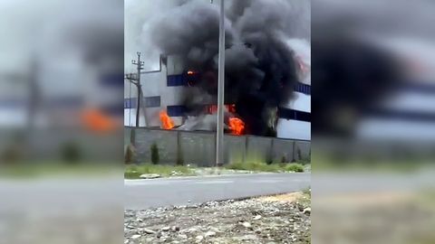 Фарғонада қурилиши тугалланмаган цехда ёнғин содир бўлди (видео)