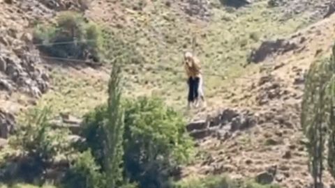 Namanganda fuqarolar uchayotgan osma kanat to&lsquo;xtab qoldi (video)