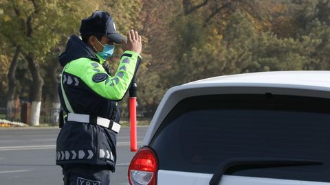 Жиззахда ЙПХ&nbsp;ходимлари тунда узоқ йўл юрадиган ҳайдовчиларга кофе ва салқин ичимликлар тарқатмоқда