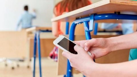 Нидерландияда мактабларга смартфон олиб келиш тақиқланди