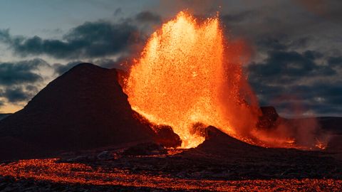 Исландия пойтахти Рейкявик яқинида вулқон отилиши бошланди