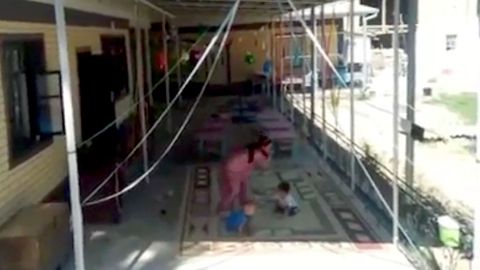 Тошкент вилоятидаги хусусий боғчада болаларни оёқ кийим билан урган тарбиячи ишдан олинди (видео)