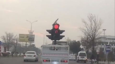 &ldquo;Mutaxassislar ko&lsquo;rigidan so&lsquo;ng o&lsquo;z joyiga qaytarib olib borilayotgan edi&rdquo;. Namanganda &ldquo;Volga&rdquo; yukxonasiga svetofor ortib ketayotgani aks etgan videoga izoh berildi